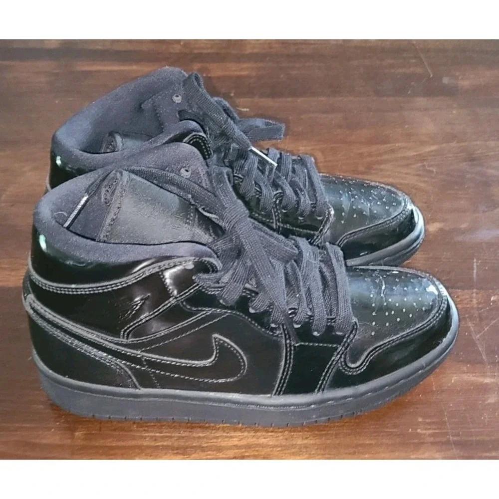 Nike Air Jordan 1 Mid Sneakers Youth Patent Size 5.5Y